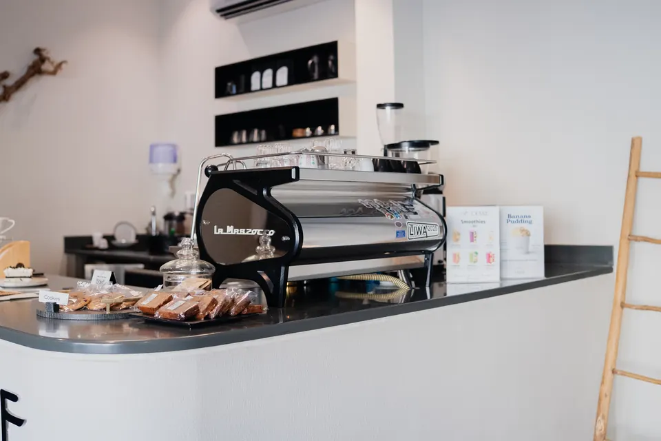 The coffee bar seen from the side, with a wooden ladder and shelves of beans